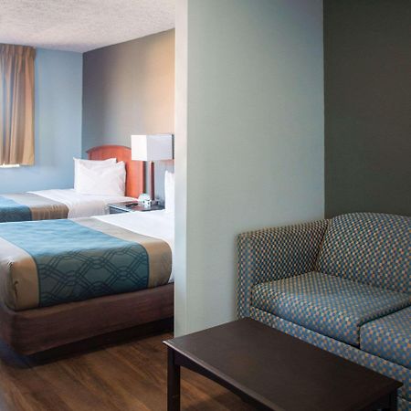 Econo Lodge Inn & Suites South Sandusky Exterior photo
