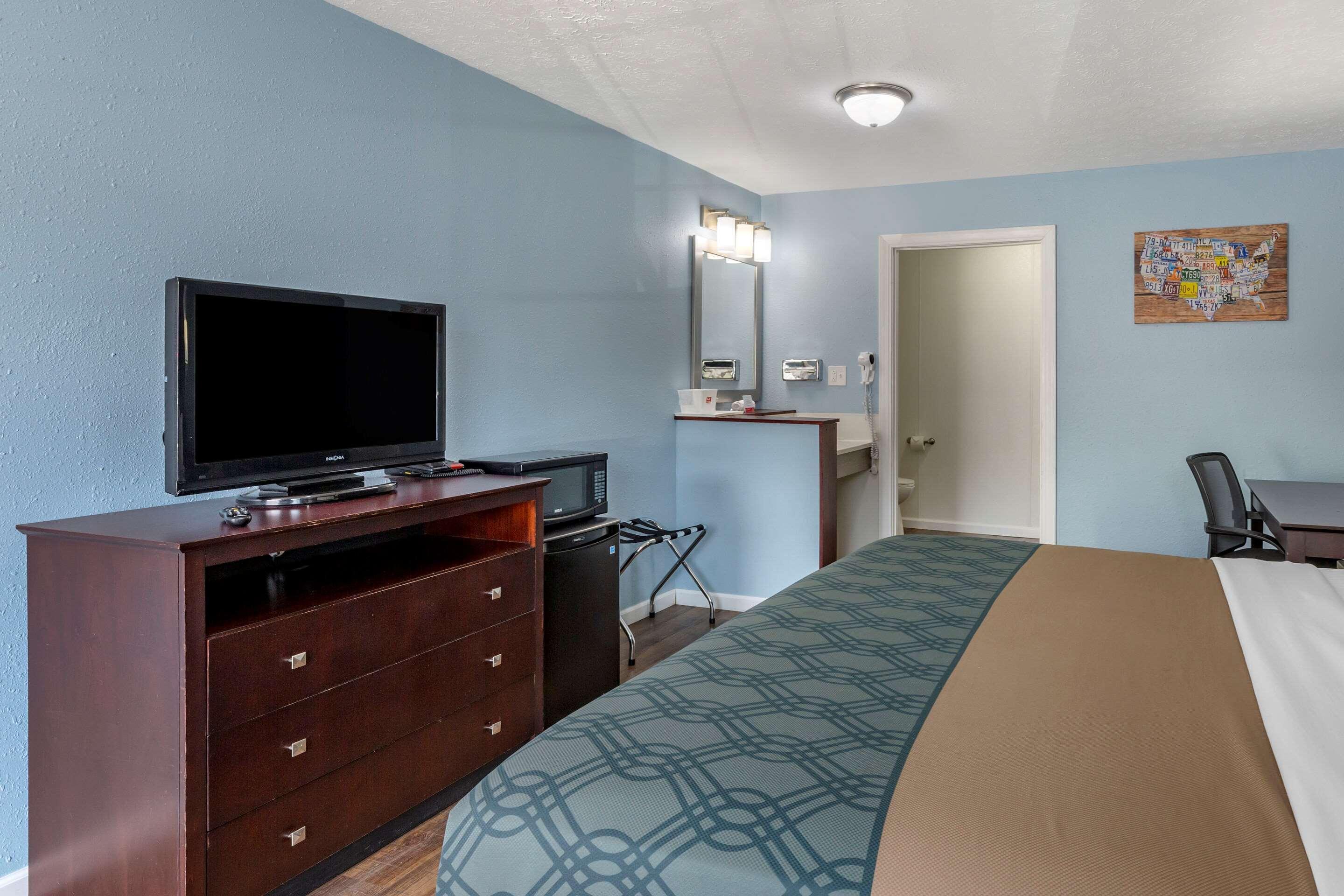 Econo Lodge Inn & Suites South Sandusky Exterior photo