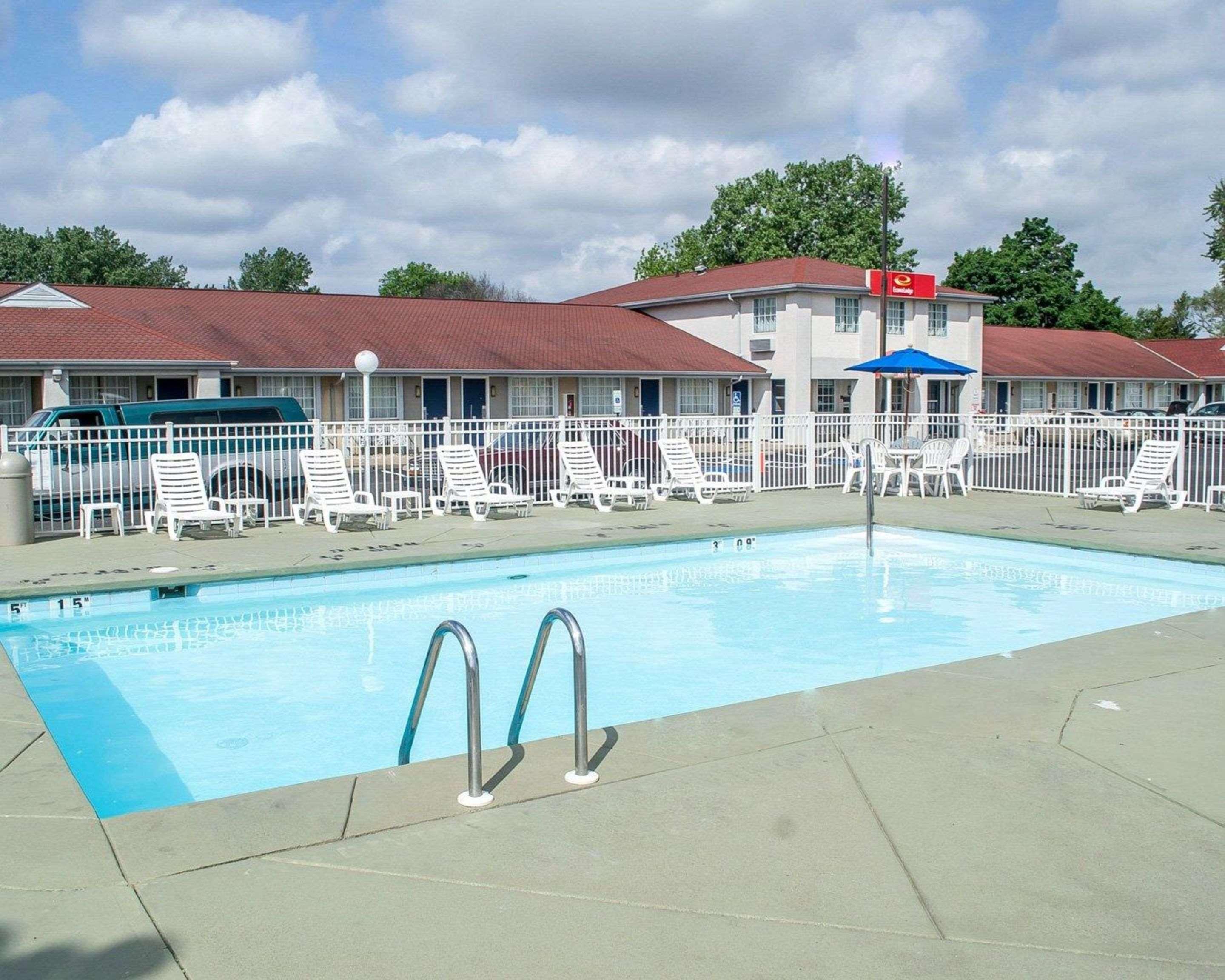 Econo Lodge Inn & Suites South Sandusky Exterior photo
