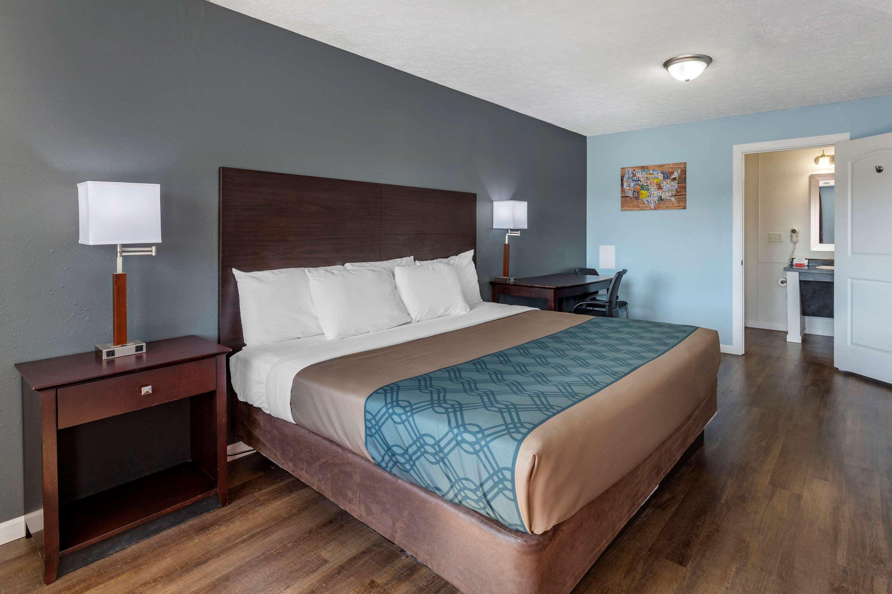 Econo Lodge Inn & Suites South Sandusky Exterior photo
