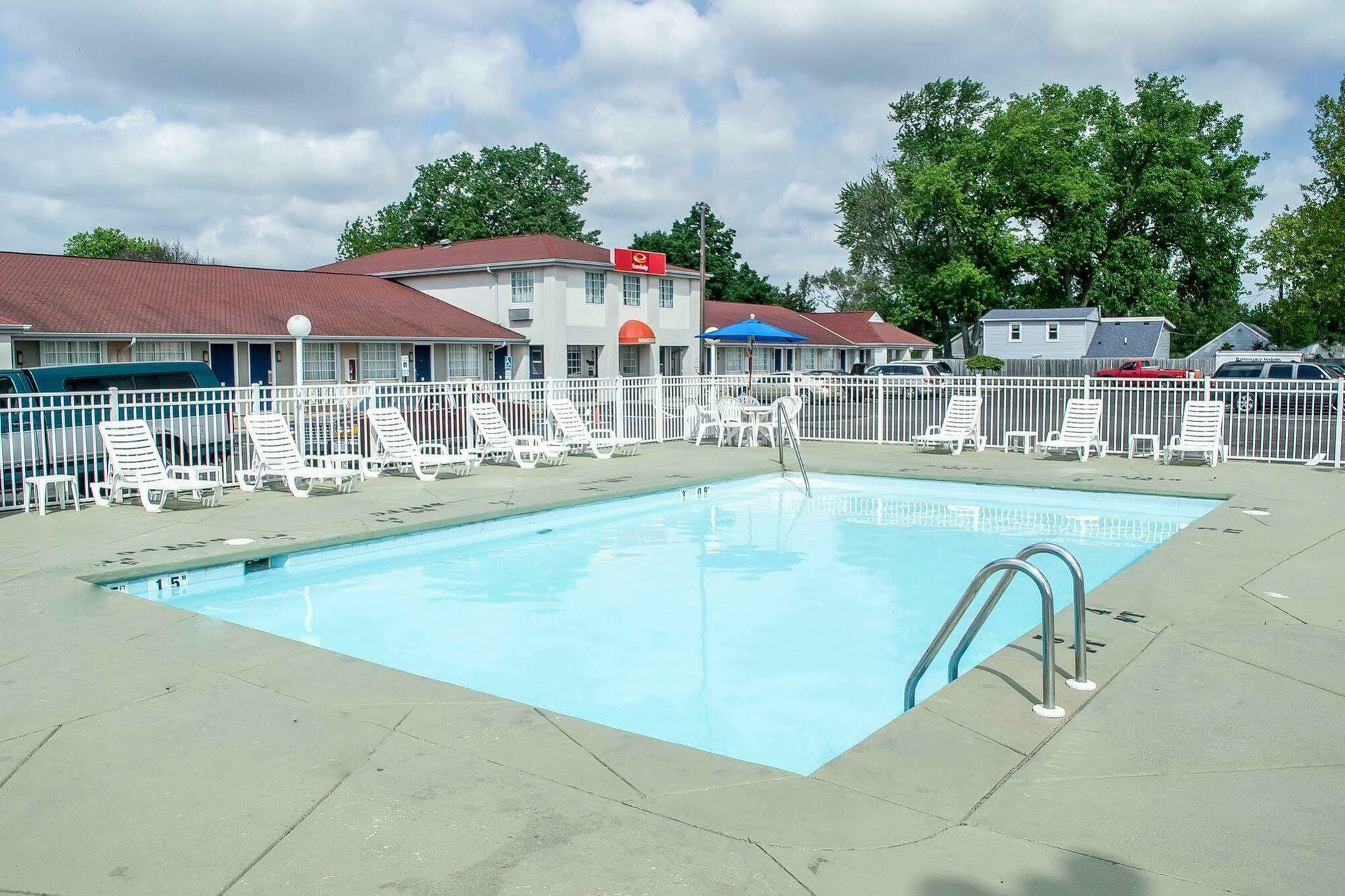Econo Lodge Inn & Suites South Sandusky Exterior photo
